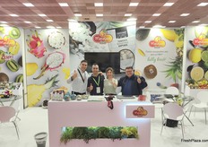 The team of Menelaos Fresh, one of the most active and innovative fruit and vegetable import companies based in the Central Market of Athens. Official distributor of Zespri in Greece and constant seeker of specialties.