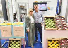 Evangelia Thanasoula (left) and Aristotelis Papadopoulos (right) from FreskΩ. It is not easy to find yellow and round zucchinis of such high quality in Greece.