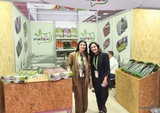 The company To Metoxi from Ierapetra, Crete, specializes in the packaging, standardization and trade of all local greenhouse vegetables such as cucumbers, tomatoes and peppers. On the left, Chrysa Kamaropoulou and on the right, Maria Poriazoglou.