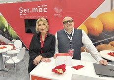The Ser.mac stand became a point of reference for entrepreneurs interested in investing in new sorting and packaging technologies. Kiriaki Pitsini (left) and Luigi Russo (right) are the people behind the establishment of Ser.mac technology in Greek packing houses.