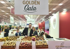 Potatoes, garlic and onions constitute the basket of the company Golden Gaia from the Central Market of Thessaloniki. On the left, Christos Paschalidis and on the right, Sofia Deli.