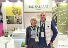 Maria Anastasiadou (left) and Theodoros Stefanou (right) from Kavala Coop, the largest Hayward kiwi cooperative in Greece, which has also started cultivating Boerica.