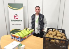 Visitors to the Sweet Fruit stand had the opportunity to discuss apple and kiwi markets with Vangelis Theodorakis.
