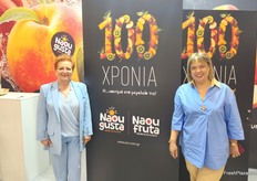 100 years for the historic cooperative of Naoussa, ACN Naoussa, which markets the famous Naougusta peaches and nectarines, and Naoufruta fruits. On the left, Soula Serdari and on the right, Evgenia Baxevanou.