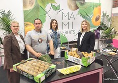 Kiwis and the Mami Fruits team at Freskon. The company also handles stone fruits and persimmons.