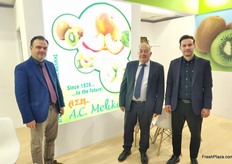 George Tzounopoulos (left), Ioannis Papazogoglou (center) and George Trigousis (right) from A.C. Meliki. With nearly 100 years of experience in peaches and a reliable commercial partner for kiwis and other fruits.