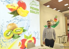 After its successful entry into kiwi cultivation, AC Episkopi is giving new momentum to its peaches and nectarines, preparing new plantings in cooperation with leading propagation material companies. In the photo, Savvas Ordoulidis.