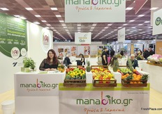 Nikolina Efstratiou from manabiko.gr based in the Thessaloniki Central Market. The company collaborates with Greek producers and cooperatives as well as international firms for all imported products.
