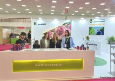 The reception team at the stand of the Asepop Velventos agricultural cooperative. Velvita and Velvita Gold peaches and Kiku and Kanzi apples are the spearhead of the Greek cooperative.