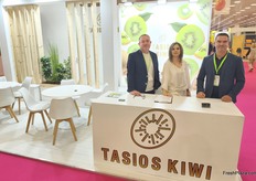 Evangelos Tasios (left), Ioanna Tsimpla (center), Nikos Kiatypis (right). The Tasios Kiwi team is moving dynamically in the Greek kiwi sector.
