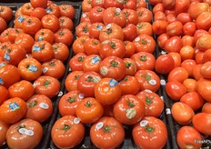 Loose beefsteak and roma tomatoes.