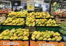 Loose and bagged red mangoes and Atualfo mangoes share a display space.