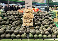 Avocado toast anyone? This avocado display features bags of mini baguette slices in the middle.
