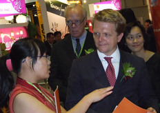 The delegation is listening to a Chinese explanation