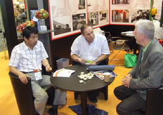 Wim Geurts of FreshPlaza in a talk with Israeli Uri Shalev of UMS trade and his Japanise Client from Royal C.