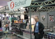 Erik Hansen proudly presents their pouch machine in the Booth of Schur Flexible Germany GmbH