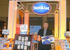 Kevin Fiori of Sunkist presenting the Cara Cara orange, also known as The Power Orange. And in the box are the Meyer Lemons. It is a cross between a lemon and an orange that makes the juice sweeter.