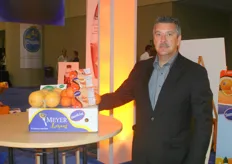 Kevin Fiori of Sunkist presenting the Cara Cara orange, also known as The Power Orange. And in the box are the Meyer Lemons. It is a cross between a lemon and an orange that makes the juice sweeter. In this picture he also presents the organic pomelo.