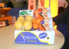 Sunkist presenting the Cara Cara orange, also known as The Power Orange. And in the box are the Meyer Lemons. It is a cross between a lemon and an orange that makes the juice sweeter. In this picture he also presents the organic pomelo.