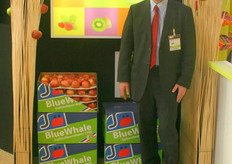 Marc Peyres of Blue Whale next to their new packaging. With the new packaging, there can be loaded 56 boxes instead of 49 boxes.