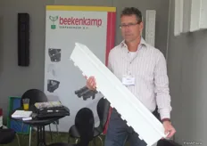 Jerry Arkesteijn shows the new strawberry containers from Beekenkamp.