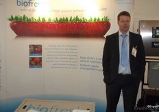 Stephen Meenaghan demonstrates how biofresh's products keep produce fresh for longer.