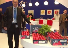 Gary Harrison presents Jazz apples from Worldwide fruit, which have recently entered the Thai market.
