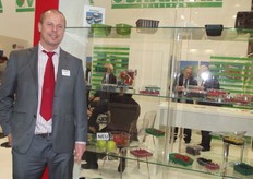 Alexander Plasschaert presents the packaging at the Sharpak stand.