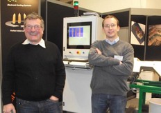 Daniel Pitton and Olivier Kleynen present electronic sorting machines at the Visar stand.