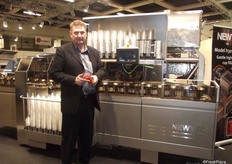 Thomas Heinicke presents the NEWTECH CCF machine for packing cherry tomatoes.