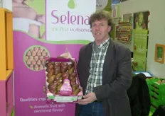 Hans Scholten promotes Selena. It is an organic fire blight resistant pear. It has a long shelf life, you can keep it for three weeks after cooling. The pear is grwon in South of France near Cavaillon. At the moment the volume is 100 ton and they are willing to plant every year 40,000 new trees.