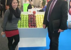 George Smith together with a colleague promote Washington Apple