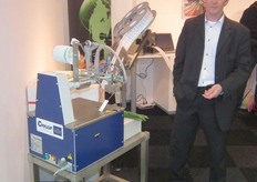 Peter de Boer from Cyklop designed the Kwik Lok achine that binds and tag in once.