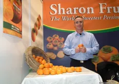 Eldad ENgelberg from Mor promotes the Sharon Fruit.
