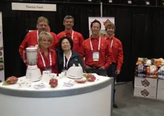 The team of Thomas Fresh, without Tom Byttynen as he was very busy during the show, promote potato, onions and some specialties. They sample dragon fruit.