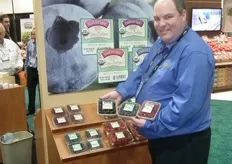 Jim Roberts from Naturipe holds the organic soft fruit. The packaging contains an organic palm fiber, which is biodegradable and compostable. If retailer still prefers the regular packaging, it is also possible. www.naturipefarms.com