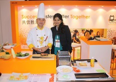 Sabiha Shakil on the right from Nunhems. The Chef prepares sandwiches for hungry visitors. www.nunhems.com