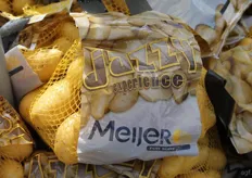 Jazzy is the new variety from C. Meijer. It was available for visitors to try. The Jazzy makes eating potatoes easier: buy, wash, cook and eat without pulling.