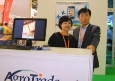 Mr. See-chan Sung of aT Korea Agro- Fisheries & Food Trade Corporation with a staff from the AgroTrade.net