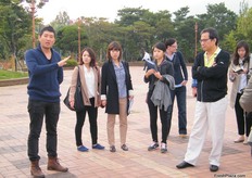 aT´s partnered agency explaining what to expect in Noghyup Hanaro Mart, one of Korea´s produce centers