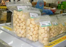 peeled garlic in three different packaging sizes