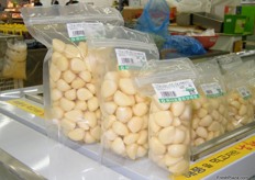 peeled garlic in three different packaging sizes