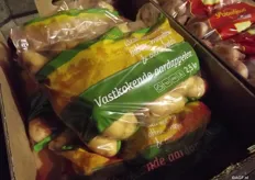 He shows that the packaging of the table potatoes indicates what cooking types they are with different colours. Up until now there is most demand for crumbly potatoes, but there is a visible switch to the more solid cooking potato. There are now often two colours, green and blue, solid and crumbly.