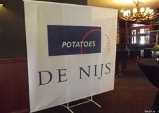 A. de Nijs presented a number of the varieties that they have in the Van der Valk hotel. Michel de Nijs said that they are very active in the red peel market with export to, for instance, Eastern Europe and Morocco, etc. They do not have a large variety assortment so they mainly focus on the conventional varieties on the market.