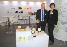 Joop Reurink and Charlotte Ravn Neuert from Faerch Plast, a company who provide packaging solutions. Joop holds a MapetII. This packaging can be used with different colored bord for different kind of products.