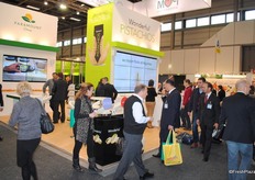 Every once in a while someone needed to vacuum cleaning the Wonderful Pistachios booth, because of the pistachio shells.