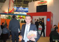 Emmanuel Descloux from Prince de Bretagne holding a shaker and a box of heirloom tomatoes.