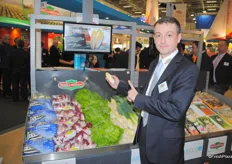 Emmanuel Descloux is showing a new display for supermarkets. If you'll take a product the screen will have some info on the product. A you can see in the photo, Emmanuel is holding chicory and this is also displayed at the screen.