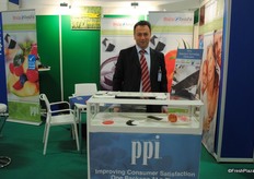 Sorin Crainic from PPI, who provides absorbing pads, for in boxes of produce. They contain 95% recycled fibers. The fibers contain chemicals (which is okay for food to get incontact with) when liquid comes inside the pad, it will produce Co2, which slow down bacteria growth and extends shelf life.