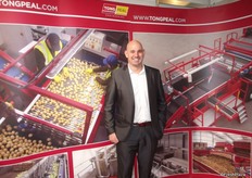 Charlie Rich at the TongPeal stand was kept busy.